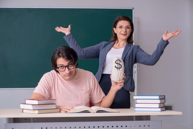 Skutki zawyżenia wypłaty dodatku stażowego dla nauczyciela lub pracownika niepedagogicznego