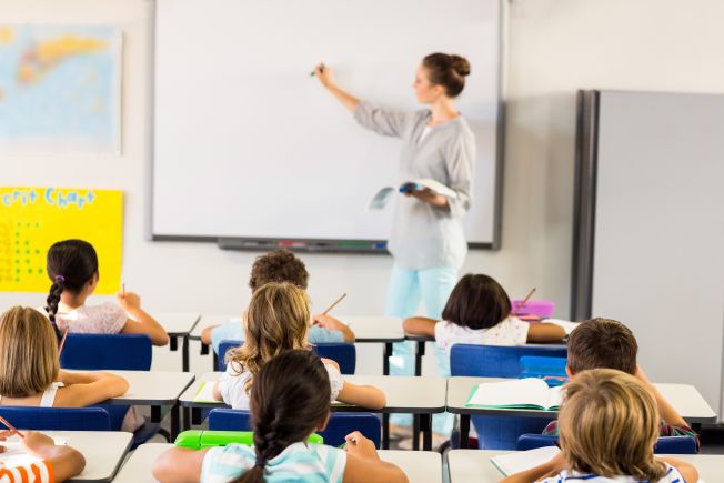 Doraźne zastępstwo nauczyciela – czy możliwe jest łączenie klas