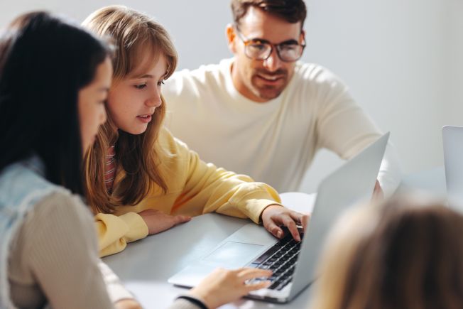 Laptop dla ucznia i bon dla nauczyciela już w roku szkolnym 2023/2024