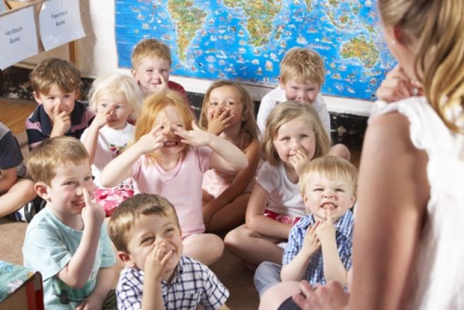 Pomoc dla dzieci nieposługujących się językiem polskim – jakie wsparcie można zapewnić w przedszkolu