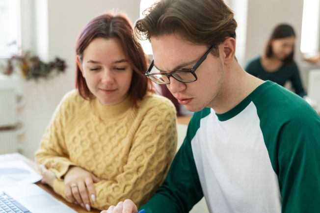 Co obejmują kursy do matury online i kiedy warto w nie zainwestować?