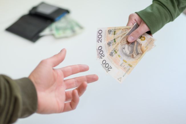 Premia w podstawie wymiaru odprawy pracownika samorządowego w szkole (stanowisko RIO)