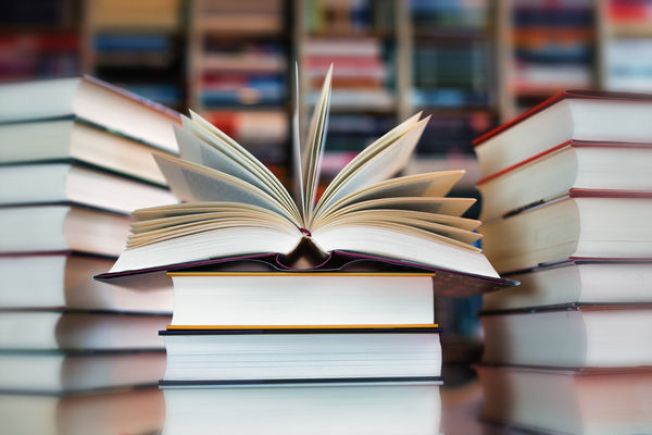 Czy nauczyciel bibliotekarz może wystąpić w konkursie na dyrektora biblioteki publicznej