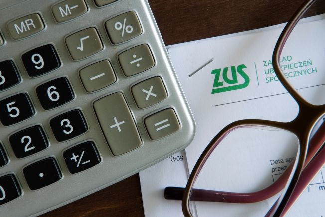 Jak obliczyć podstawę wymiaru zasiłku w przypadku korzystania ze zwolnienia z powodu siły wyższej (nowe stanowisko ZUS)