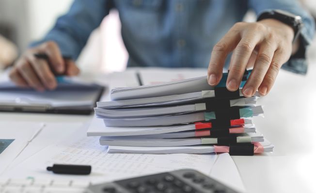 Jak uregulować kontrolę trzeźwości pracowników szkoły w regulaminie pracy
