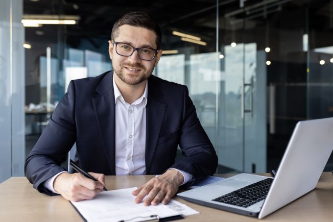 Przekazanie laptopów uczniom – jakie zadania ma organ prowadzący, a jakie dyrektor