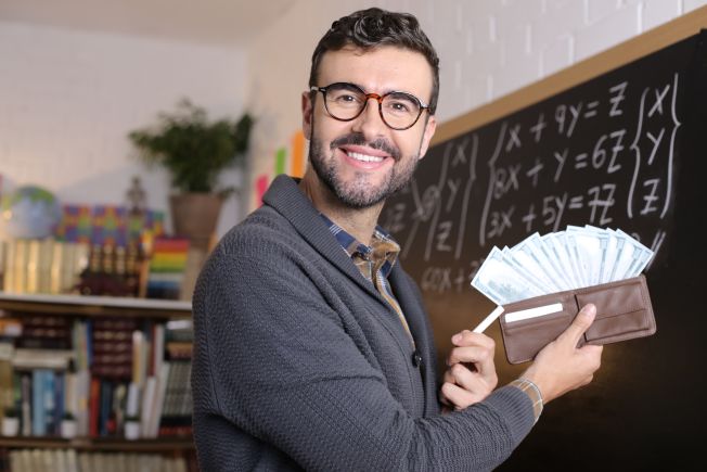 Czy nauczyciel może zbierać pieniądze na wycieczkę szkolną