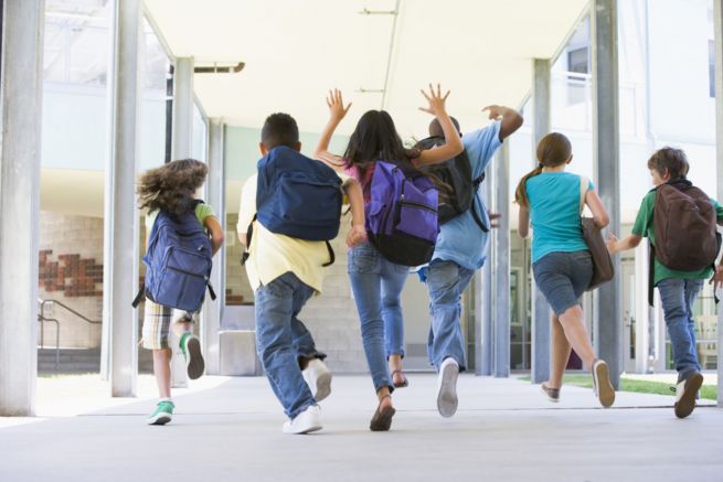 MEN: Podręczniki i przybory szkolne uczniowie mogą zostawić w szkole