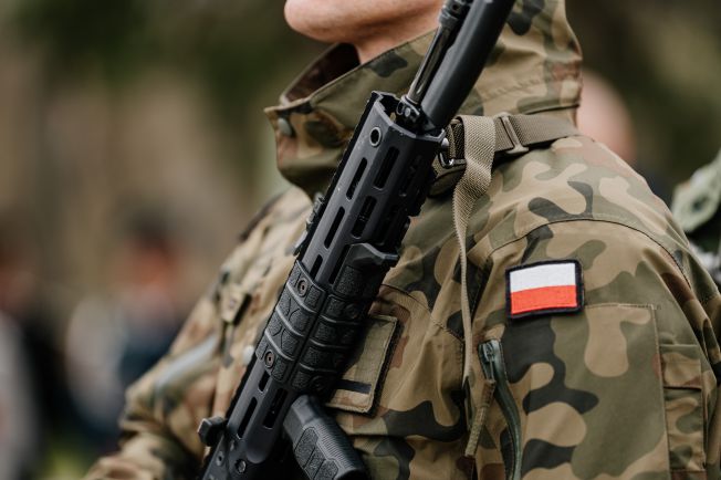 Obowiązkowy urlop bezpłatny dla żołnierza WOT będącego pracownikiem szkoły