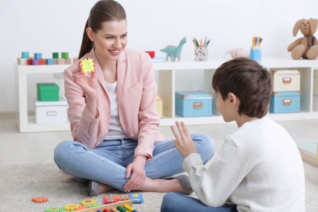 Edukacja domowa w przedszkolu – jakie wsparcie zapewnić rodzicom dziecka
