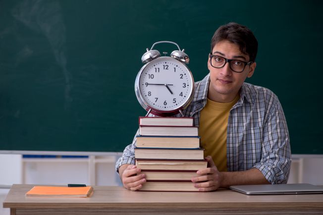 Limit godzin ponadwymiarowych dla nauczycieli - kiedy i jak można go przekroczyć