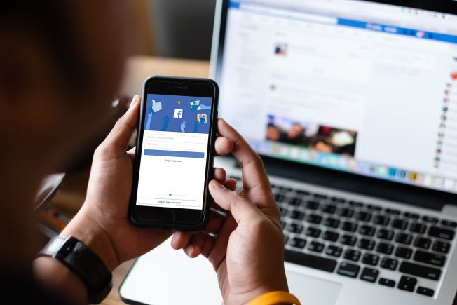 Czy nauczyciel musi prowadzić Facebooka szkoły lub inne social media? Zakres obowiązków a przepisy