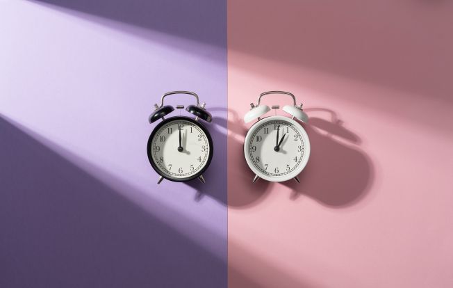 Godziny nadliczbowe a godziny ponadwymiarowe z Karty Nauczyciela – czym się różnią, jak rozliczyć wynagrodzenie
