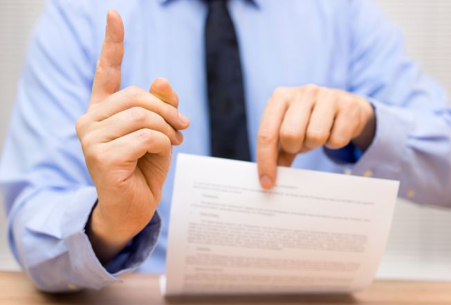 Dwie umowy o pracę w jednej szkole – kiedy dopuszczalne a kiedy konieczne