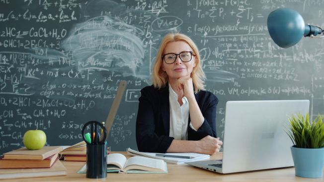 Jaki laptop dla nauczyciela sprawdzi się najlepiej podczas codziennej pracy w szkole i w domu?