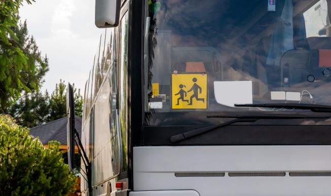 Dowóz dzieci a dotacja – kiedy szkoła może sfinansować transport uczniów z dotacji oświatowej
