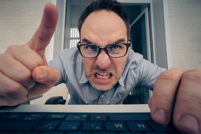 Hejt wobec nauczycieli – jak dyrektor szkoły może skutecznie reagować