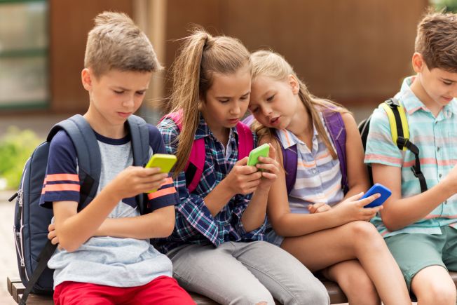 Zakaz korzystania z telefonów w szkołach. UODO apeluje o doprecyzowanie przepisów