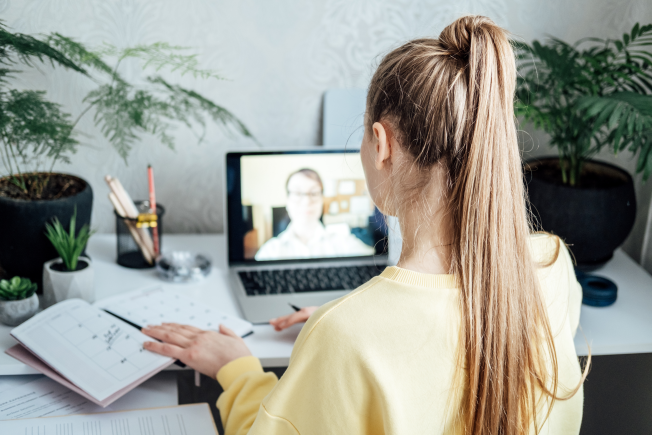 Certyfikaty ze szkoleń i webinariów – czy przechowywać w aktach osobowych pracownika?