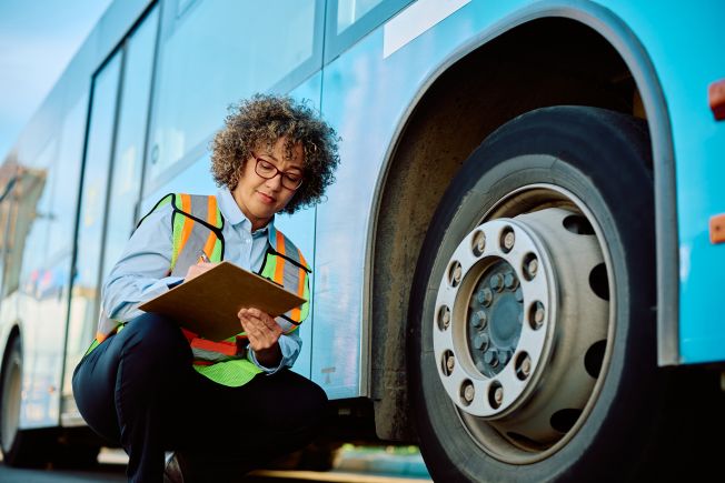 Kontrola autokaru przed wycieczką szkolną – czy obowiązkowa