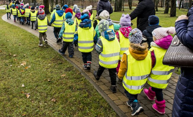 Smog – wytyczne odnośnie norm powietrza przy wyjściu dzieci na spacer