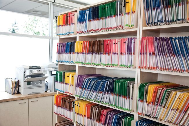 Jak zdigitalizować papierową dokumentację szkolną i stworzyć przeszukiwalne archiwum?