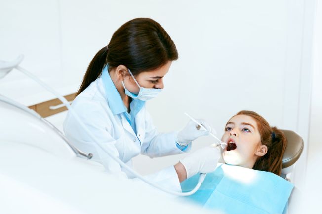 Opieka stomatologiczna nad uczniami – o jakich formalnościach trzeba pamiętać