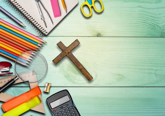 Krzyż w szkole. MEN: przepisy pozwalają na jego umieszczenie