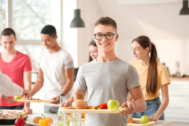 Nowe zasady żywienia w szkołach i placówkach oświatowych – czy dotyczą szkół niepublicznych