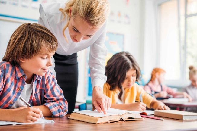 Bezpieczeństwo uczniów w szkole: dlaczego ubezpieczenie NNW szkolne jest kluczowe w codziennej edukacji? Kiedy przyda się ubezpieczenie szkolne NNW dla dzieci i młodzieży?