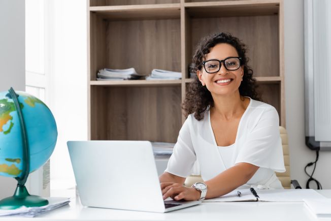 Laptop dla nauczyciela – jakie funkcje przydadzą się w codziennej pracy?