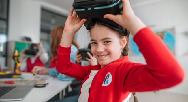 Jak zorganizować pracę z okularami VR i monitorem interaktywnym w szkole?