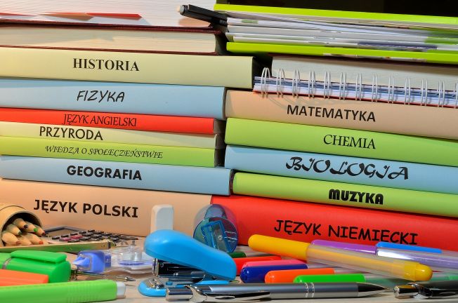 Przekazanie zniszczonych podręczników na makulaturę – na jakich zasadach