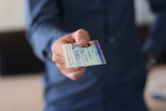 Legitymacja służbowa nauczyciela – kto płaci za ich wytworzenie