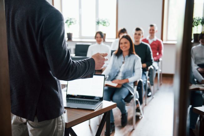 W jaki sposób wykładowca może bez wysiłku śledzić głosy wielu osób naraz w sali wykładowej, wykorzystując technologię Signia Integrated Xperience?