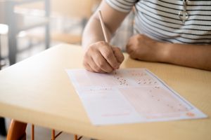 Czy uczeń może pisać egzamin ósmoklasisty w innej szkole