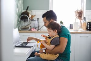 Urlop rodzicielski pracownika – ojca: wymiar, termin i wzór wniosku