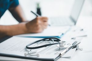 Badanie lekarskie nauczyciela w innej jednostce medycyny pracy – czy szkoła musi uznać orzeczenie
