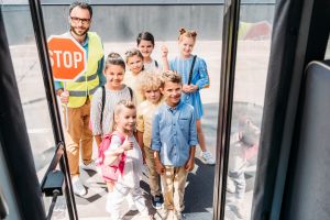 Odpowiedzialność za dziecko w drodze do autobusu z przedszkola – kto odpowiada za bezpieczeństwo