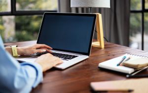Wniosek o bon na laptop dla nauczyciela tylko do 21 listopada 2025 r. – sprawdź, kto może go złożyć