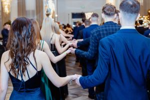 Czy bal studniówkowy jest imprezą szkolną
