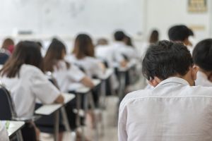 Egzamin ósmoklasisty w osobnej sali – czy można łączyć uczniów