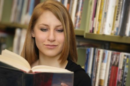 nauczycielka/uczennica w bibliotece