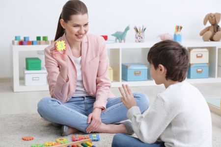 Nauczanie domowe w przedszkolu – jakie wsparcie zapewnić rodzicom dziecka