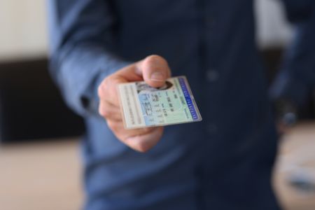 Kto płaci za legitymację służbową nauczyciela