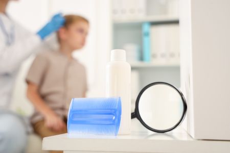 Jak sobie poradzić z wszawicą w szkole