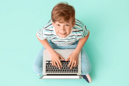 Raport Fundacji Szkoła z Klasą: Bezpieczeństwo w sieci to nie tylko hasła