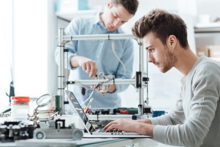 MEN planuje nowe zawody w szkołach branżowych. W roku szkolnym 2026/2027 ruszy m.in. technik cyberbezpieczeństwa