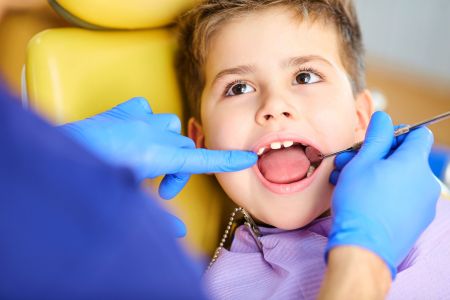 Opieka stomatologiczna w szkole – zadania dyrektora oraz organu prowadzącego