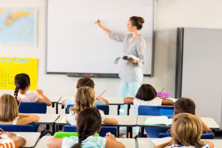 Doraźne zastępstwo nauczyciela – czy możliwe jest łączenie klas